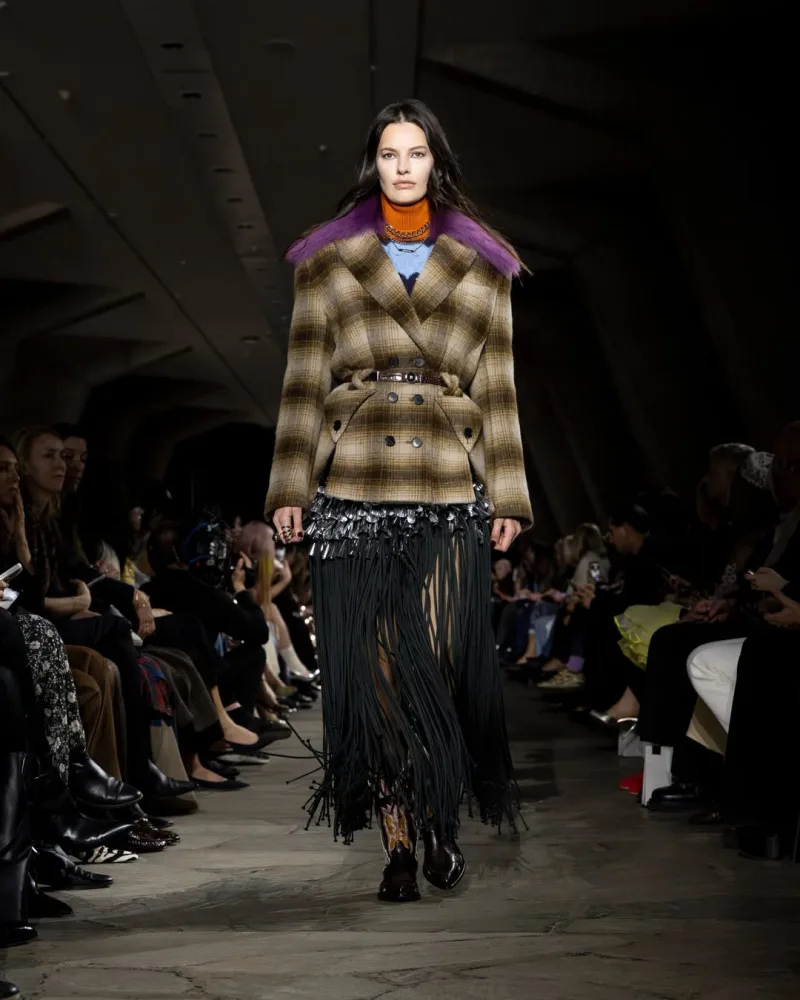Μοντέλο στην επίδειξη Rabanne FW26/27 με punk αισθητική και καινοτόμα υφάσματα στην Εβδομάδα Μόδας Παρισιού.