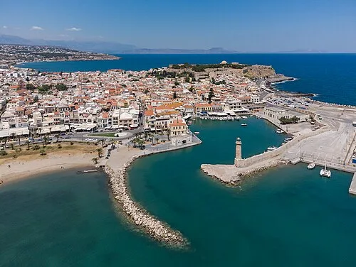 Πανοραμική θέα από ελληνικό νησί, την Κρήτη ή τη Σύρο, με φόντο το γαλάζιο της θάλασσας.