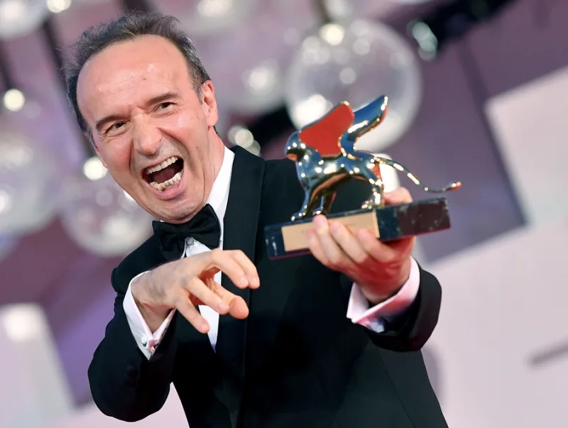 Ο Roberto Benigni κρατάει ένα βραβείο, με την αντιπολεμική του παρέμβαση να επανέρχεται στο προσκήνιο.
