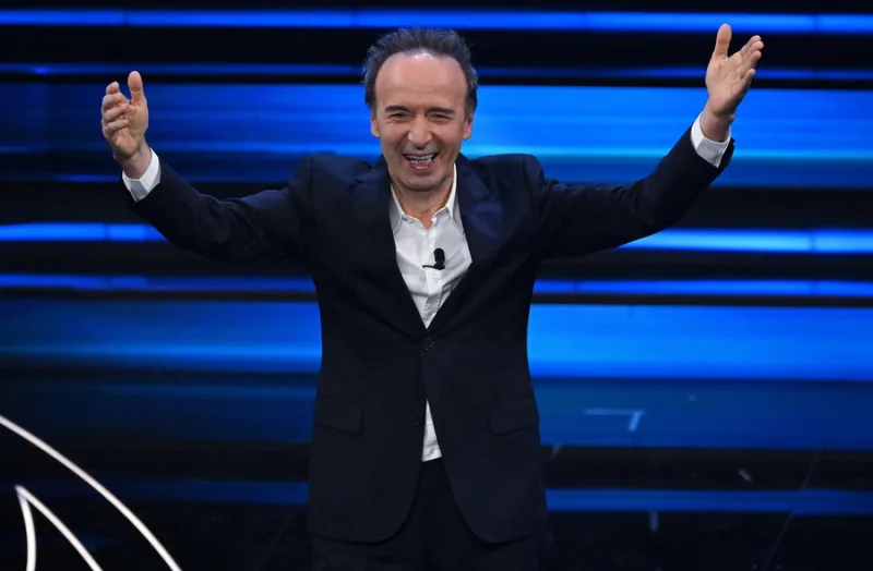 Ο Roberto Benigni με υψωμένα χέρια στη σκηνή, επανέρχεται στο προσκήνιο με την αντιπολεμική του παρέμβαση.