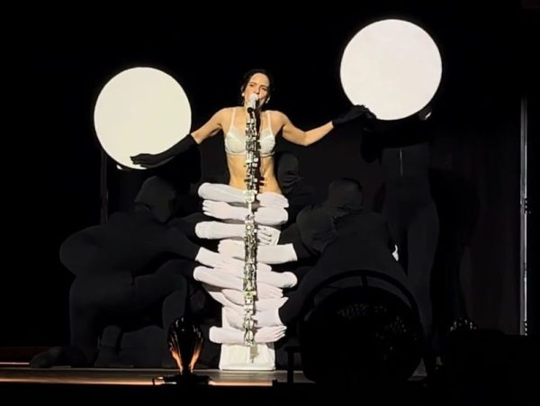 Rosalía effect: Πώς να φορέσεις το κόκκινο φόρεμα σαν it girl