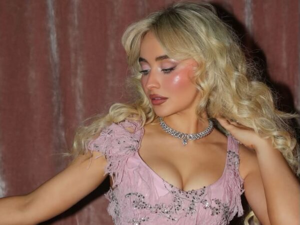 Η Sabrina Carpenter αποχωρίστηκε το signature μακιγιάζ της και υιοθετεί το summer trend που θα λατρέψεις