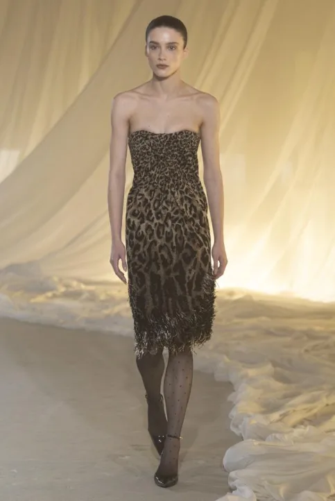 Μοντέλο στην επίδειξη Balmain F/W 26 του Antonin Tron στην Εβδομάδα Μόδας του Παρισιού.