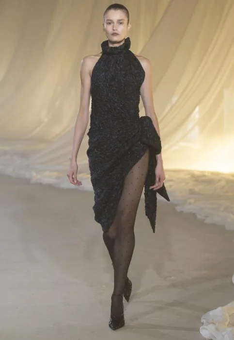 Μοντέλο στην επίδειξη Balmain F/W 26 στο Παρίσι.