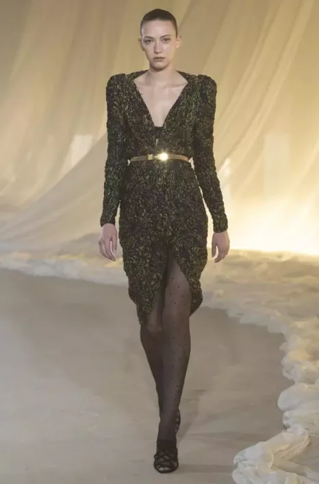 Μοντέλο στην πασαρέλα του οίκου Balmain για τη συλλογή F/W 26.