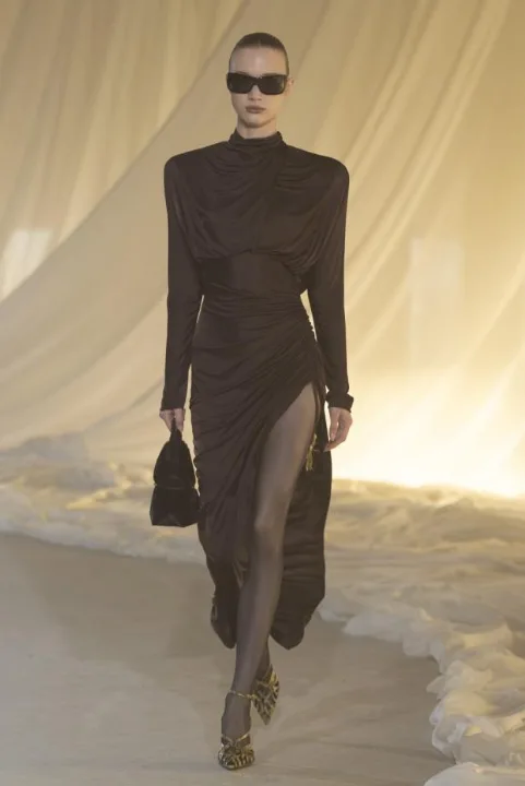 Μοντέλο στην επίδειξη Balmain F/W 26 του Antonin Tron στην Εβδομάδα Μόδας του Παρισιού.