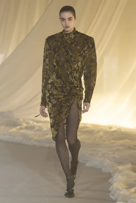 Μοντέλο στην επίδειξη μόδας Balmain F/W 26 του Antonin Tron στην Εβδομάδα Μόδας του Παρισιού.