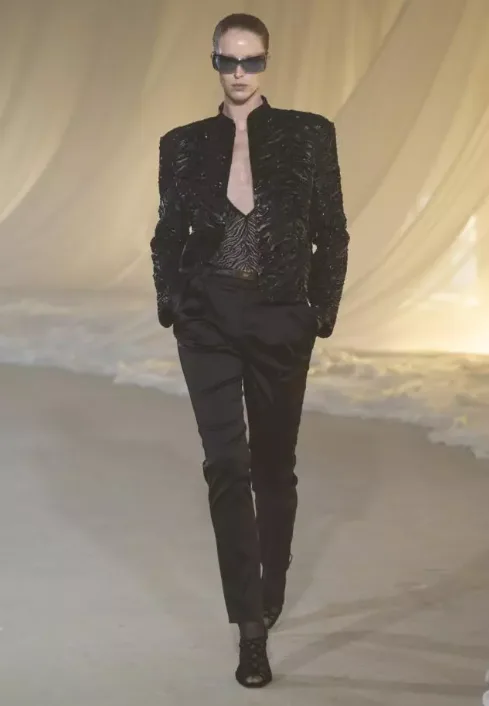 Μοντέλο στην επίδειξη Balmain F/W 26 του Antonin Tron στην Εβδομάδα Μόδας του Παρισιού.