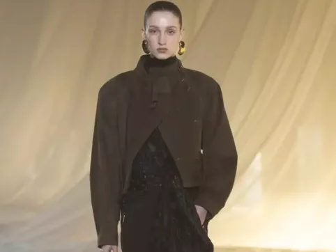 Μοντέλο στην πασαρέλα του οίκου Balmain.