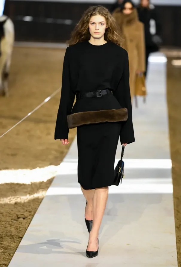 Μοντέλο στην επίδειξη Stella McCartney F/W 26-27 με 80s vibes και tailoring στην Εβδομάδα Μόδας Παρισιού.