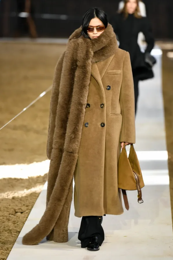Μοντέλο στην επίδειξη Stella McCartney F/W 26-27 με 80s vibes και tailoring στην Εβδομάδα Μόδας Παρισιού.