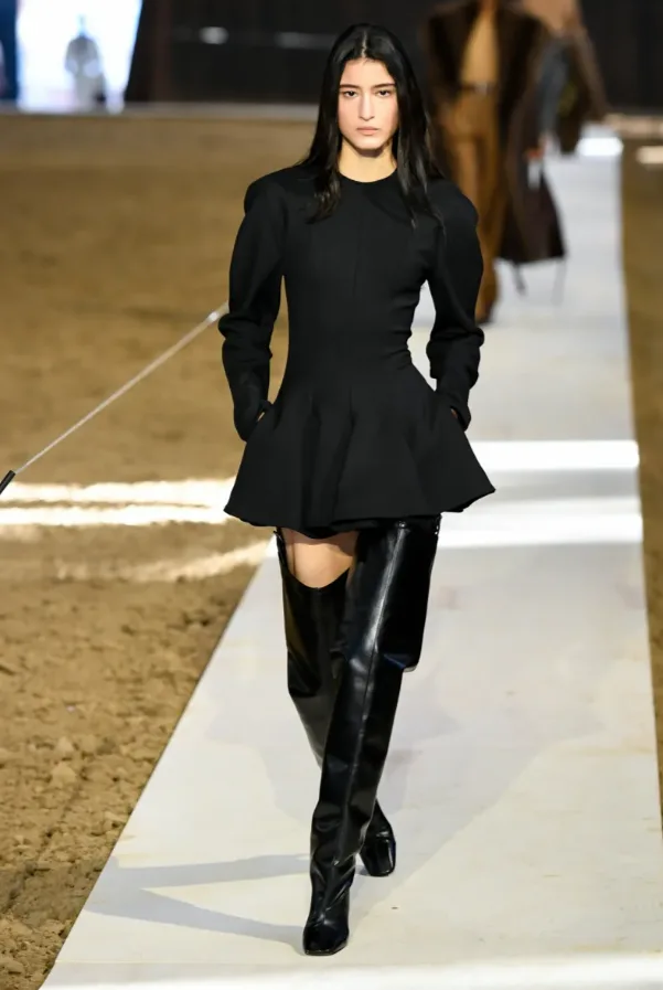 Μοντέλο στην πασαρέλα για τη συλλογή Stella McCartney F/W 26-27 με 80s vibes στην Εβδομάδα Μόδας Παρισιού.