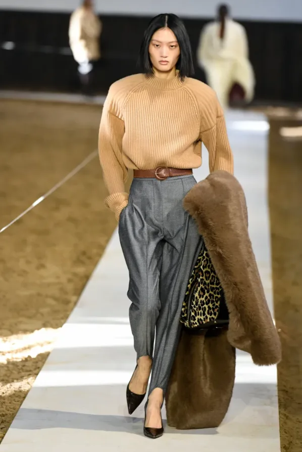 Μοντέλο στην επίδειξη Stella McCartney F/W 26-27 με 80s vibes στην Εβδομάδα Μόδας Παρισιού.