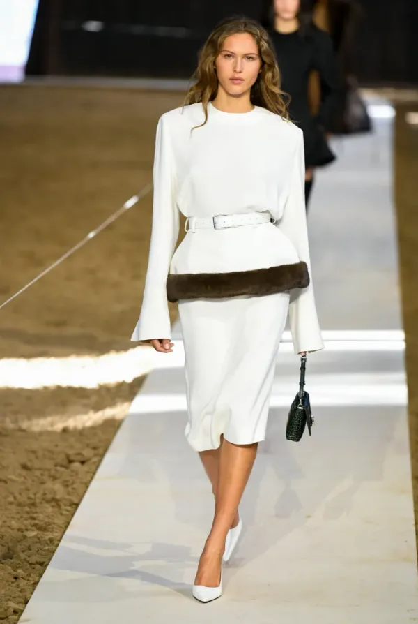 Μοντέλο στην πασαρέλα για τη συλλογή Stella McCartney F/W 26-27 με 80's vibes στην Εβδομάδα Μόδας Παρισιού.