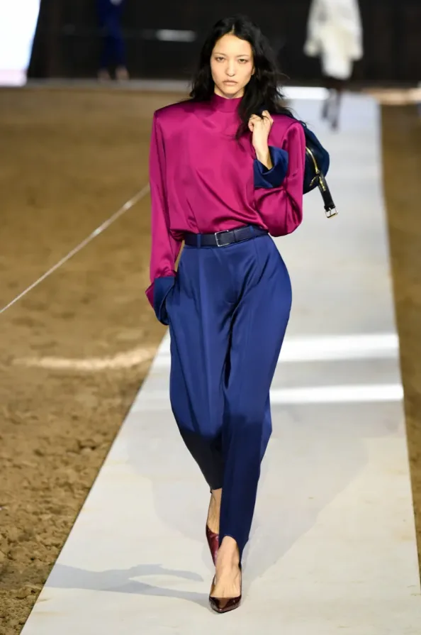 Μοντέλο στην πασαρέλα της Stella McCartney για τη συλλογή F/W 26-27 με 80s vibes στην Εβδομάδα Μόδας Παρισιού.
