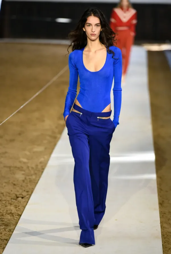 Μοντέλο στην επίδειξη Stella McCartney F/W 26-27 με 80s vibes και tailoring στην Εβδομάδα Μόδας Παρισιού.