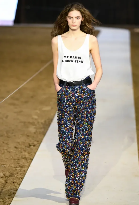 Μοντέλο στην επίδειξη Stella McCartney F/W 26-27 με 80s vibes και tailoring στην Εβδομάδα Μόδας Παρισιού.