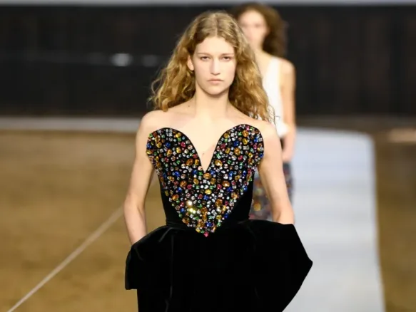 Μοντέλο στην επίδειξη Stella McCartney F/W 26-27 με 80s vibes και tailoring στην Εβδομάδα Μόδας Παρισιού.