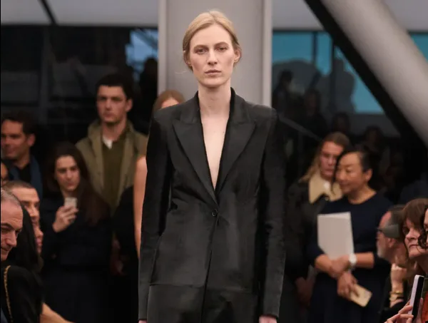 Παπούτσια Alaïa με 3D λουλούδια, η νέα ρομαντική τάση της σεζόν, φωτογραφημένα από τον Umberto Fratini.