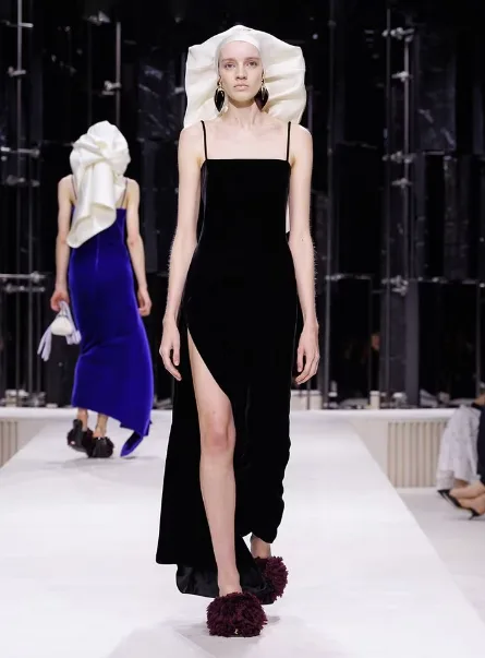 Σύγχρονη couture δημιουργία από τη συλλογή Givenchy FW 2026 της Sarah Burton στην Εβδομάδα Μόδας Παρισιού.