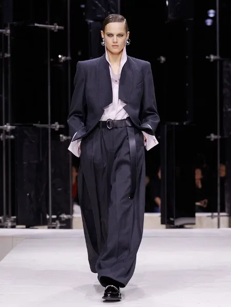 Σύγχρονη couture δημιουργία από τη συλλογή Givenchy FW 2026 της Sarah Burton στην Εβδομάδα Μόδας Παρισιού.