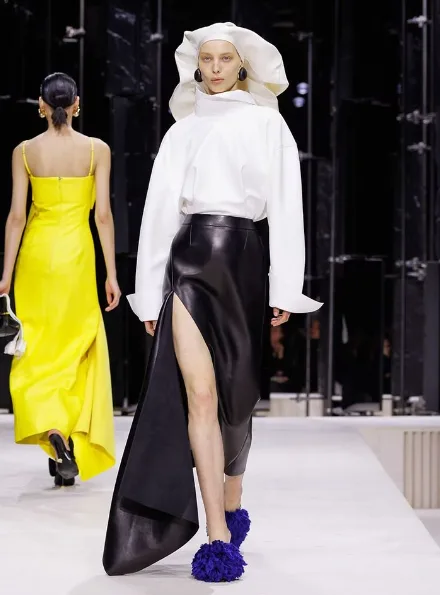 Σύγχρονη couture δημιουργία από τη συλλογή Givenchy FW 2026 της Sarah Burton στην Εβδομάδα Μόδας Παρισιού.