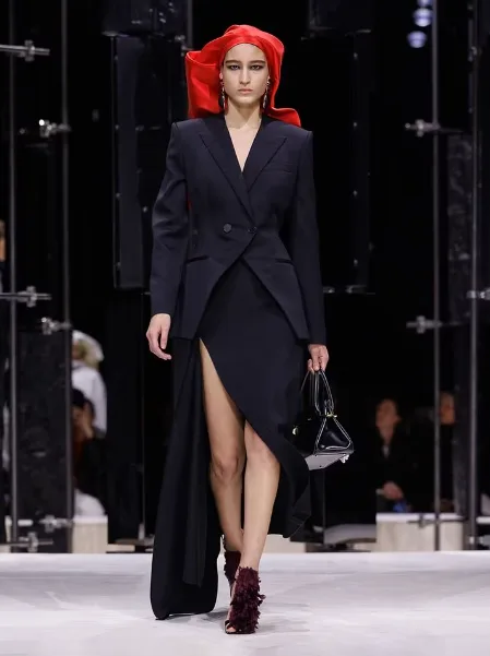 Δημιουργία από τη συλλογή Givenchy FW 2026 της Sarah Burton, εμπνευσμένη από την ιστορία της τέχνης.