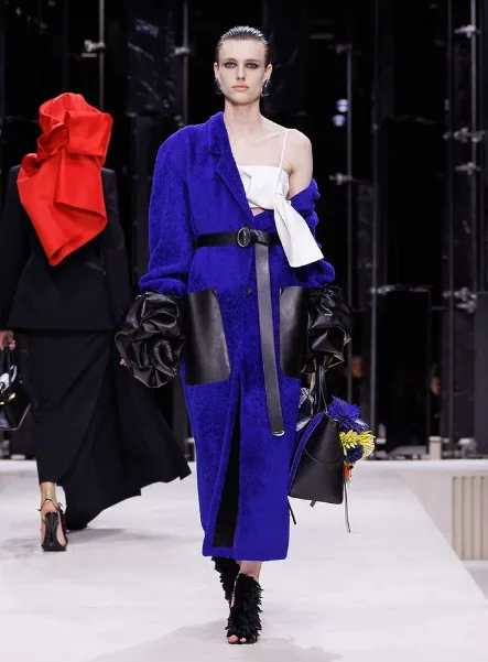 Σύγχρονη couture δημιουργία από τη συλλογή Givenchy FW 2026 της Sarah Burton.