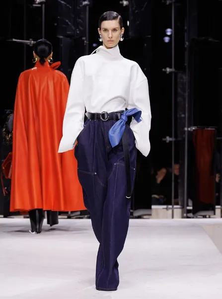 Δημιουργία από τη συλλογή Givenchy FW 2026 της Sarah Burton, εμπνευσμένη από την ιστορία της τέχνης.