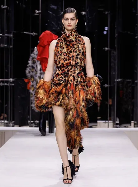 Δημιουργία από τη συλλογή Givenchy FW 2026 της Sarah Burton, εμπνευσμένη από την ιστορία της τέχνης.
