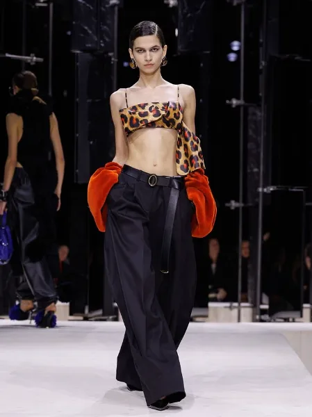 Δημιουργία από τη συλλογή Givenchy FW 2026 της Sarah Burton, εμπνευσμένη από την ιστορία της τέχνης.