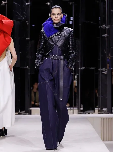Σύγχρονη couture δημιουργία από τη συλλογή Givenchy FW 2026 της Sarah Burton στην Εβδομάδα Μόδας Παρισιού.