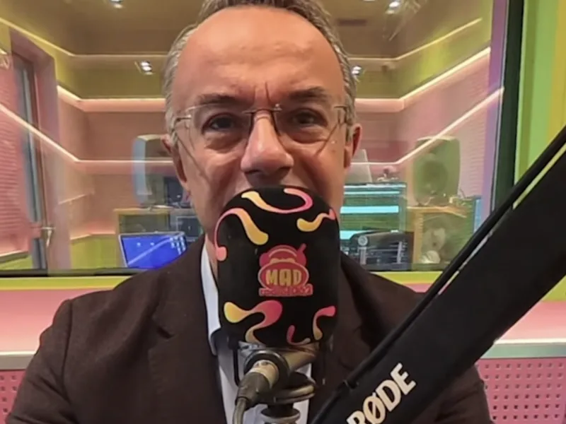 Ο Χρήστος Σταϊκούρας στο στούντιο του MAD Radio 106,2.