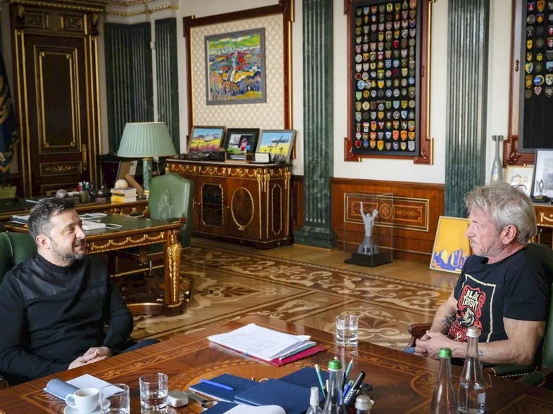 Ο Sean Penn συναντά τον Zelensky στην Ουκρανία, όπου τιμήθηκε με ένα Oscar φτιαγμένο από κατεστραμμένο βαγόνι τρένου.