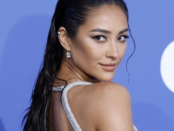 Η ηθοποιός Shay Mitchell η οποία θα πρωταγωνιστήσει στη νέα τηλεοπτική σειρά Baywatch.