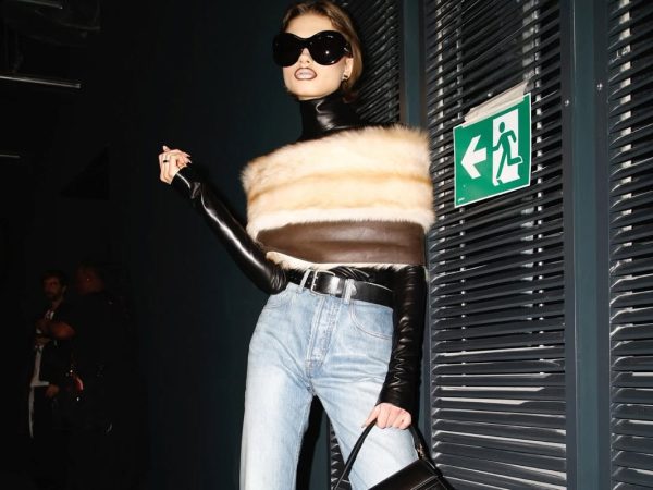Shoulder wrap: Το πιο glam αξεσουάρ της δεκαετίας του ’50 κάνει δυναμικό comeback