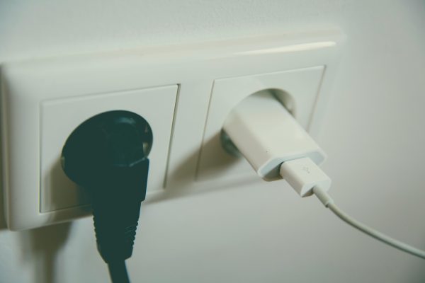 Δεν σου πάει ο νους: 5 καθημερινά λάθη στο σπίτι που ανεβάζουν τον λογαριασμό ρεύματος