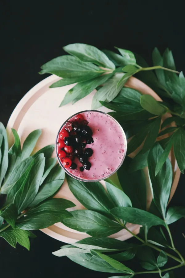 Κρεμώδες smoothie με superfoods και φρούτα του δάσους, ιδανικό για να σε «φορτίσει» ενέργεια.