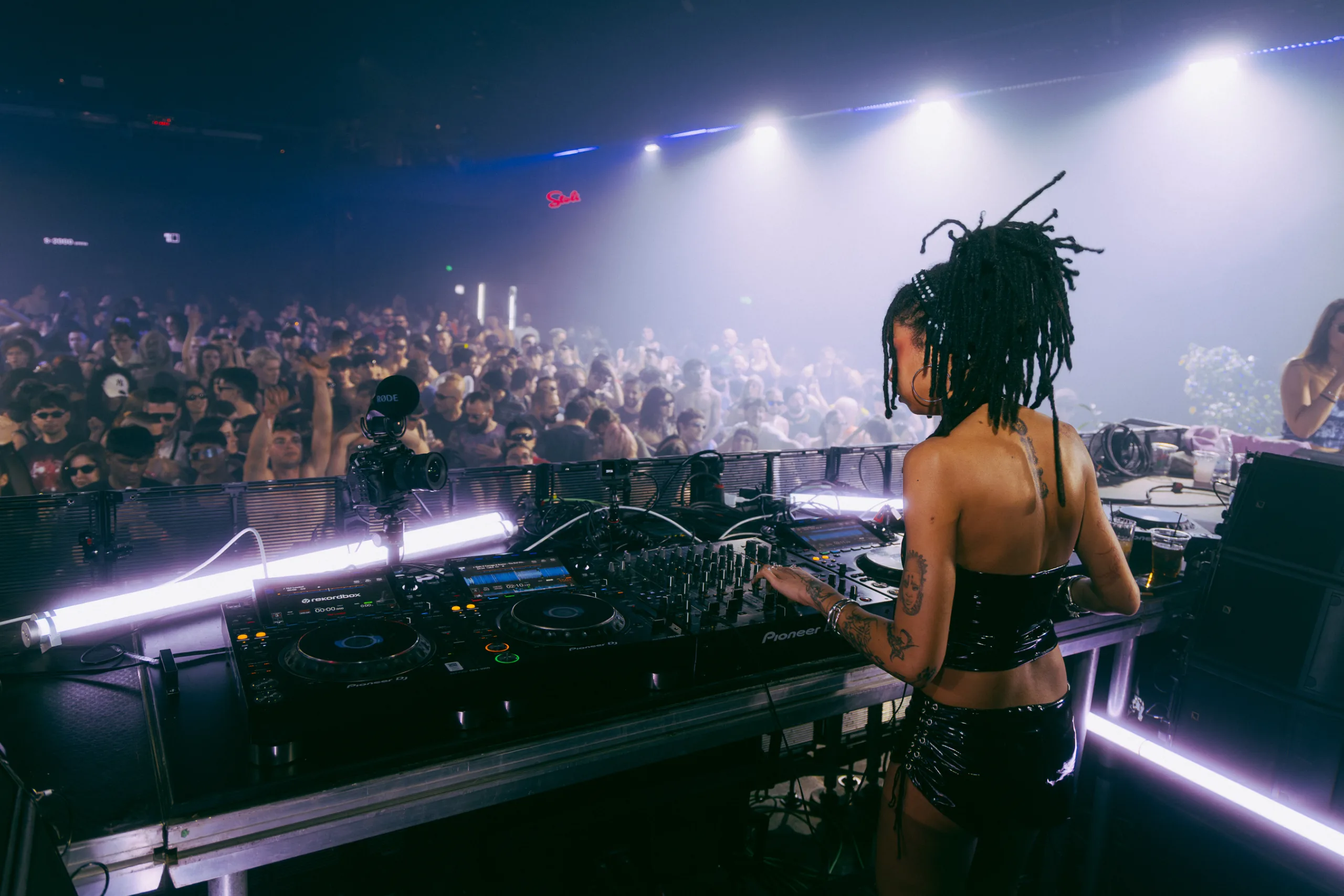 DJ με dreadlocks παίζει μουσική σε γεμάτο club στο Universe Athens.