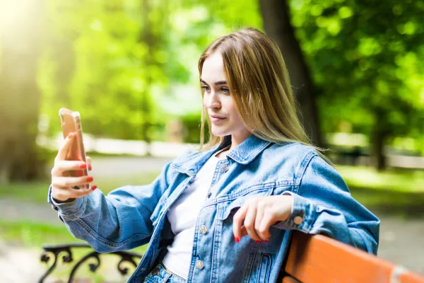 Εικονίδια των social media Meta και YouTube σε οθόνη smartphone, σχετικά με δικαστική απόφαση για εθισμό ανηλίκων.