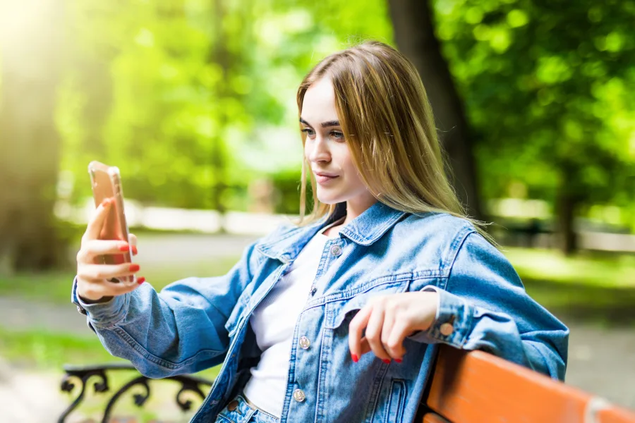 Εικονίδια των social media Meta και YouTube σε οθόνη smartphone, σχετικά με δικαστική απόφαση για εθισμό ανηλίκων.