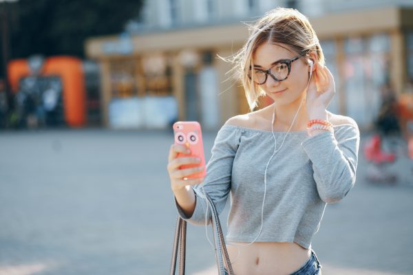 Εικονίδια των social media Meta και YouTube σε οθόνη κινητού τηλεφώνου σχετικά με την καταδίκη για εθισμό ανηλίκων.