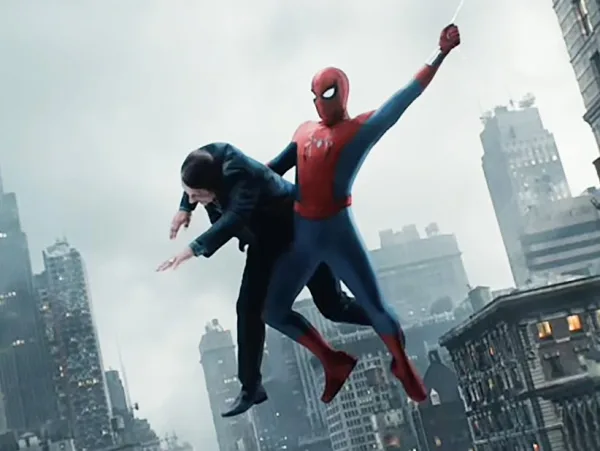 Ο Tom Holland ως Spider-Man αιωρείται πάνω από την πόλη κρατώντας έναν άνδρα.