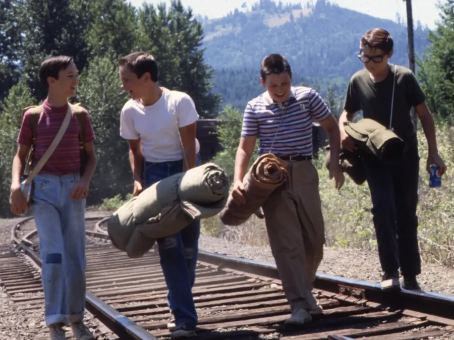 Οι πρωταγωνιστές της ταινίας Stand by Me περπατούν πάνω σε ράγες τρένου.