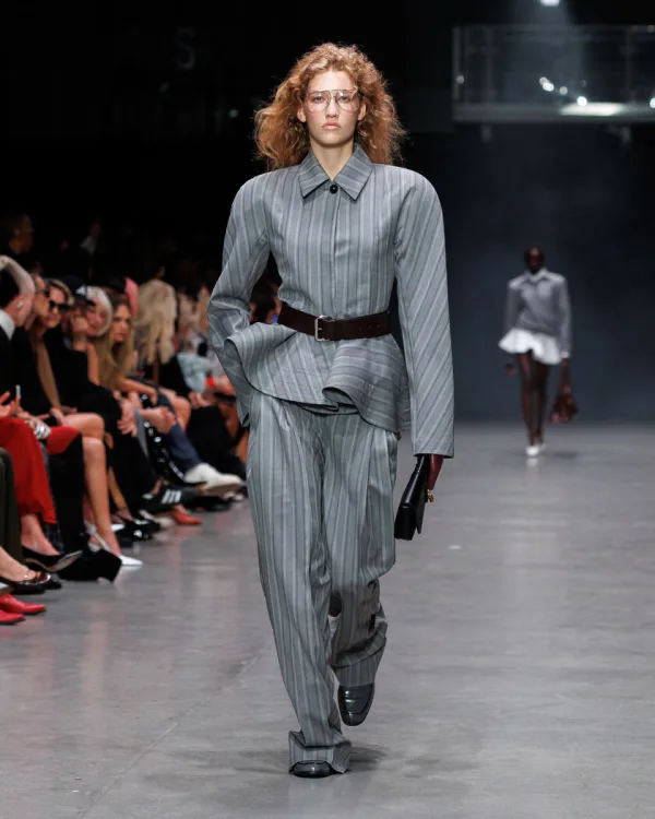 Στιγμιότυπο από τη συλλογή Stella McCartney F/W 26-27 με 80's vibes και κομψά πλεκτά.