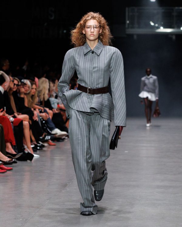 Στιγμιότυπο από τη συλλογή Stella McCartney F/W 26-27 με 80's vibes και κομψά πλεκτά.