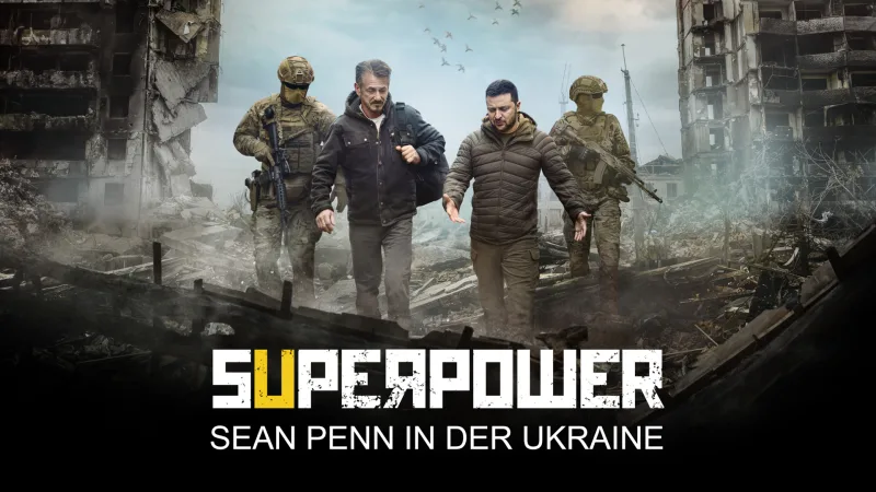Ο Sean Penn και ο Volodymyr Zelenskyy περπατούν ανάμεσα σε ερείπια στην Ουκρανία.