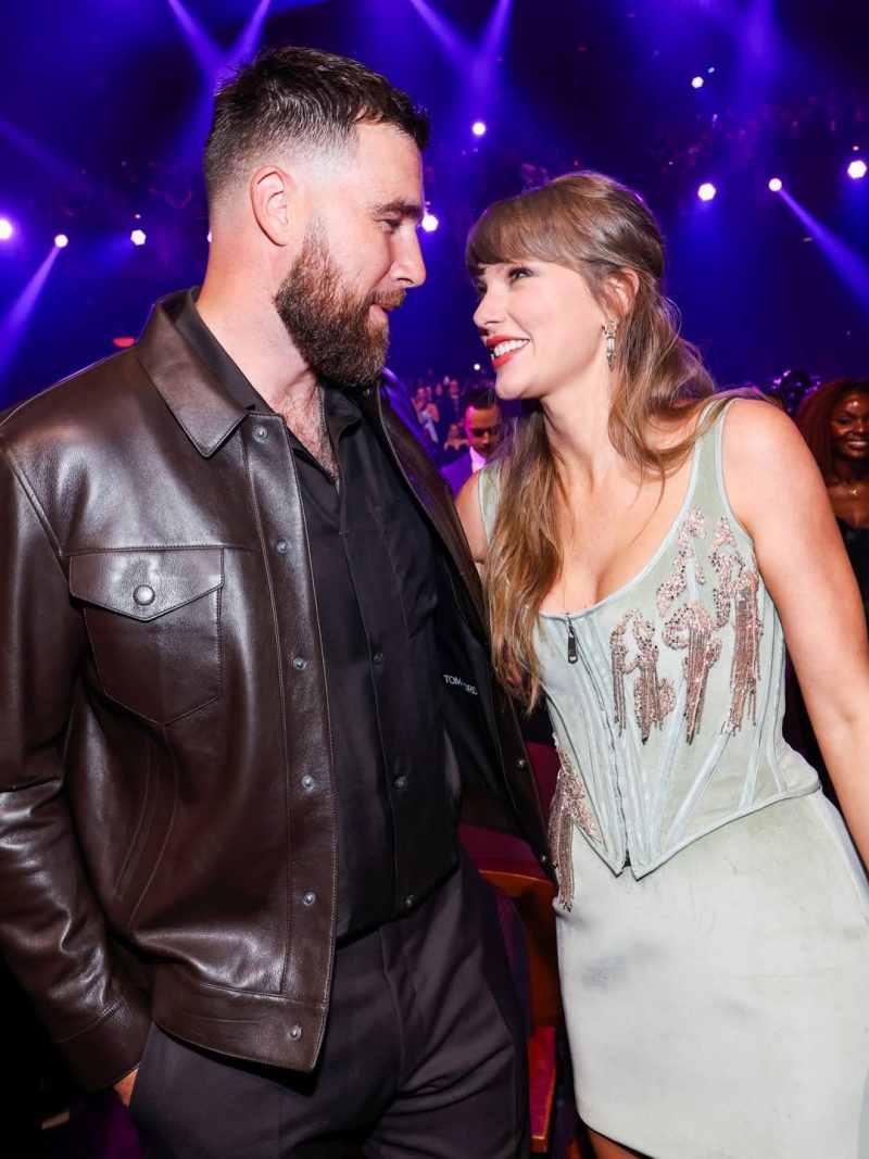 Η Taylor Swift στη σκηνή των iHeartRadio Music Awards 2026 μιλώντας για τον Travis Kelce.