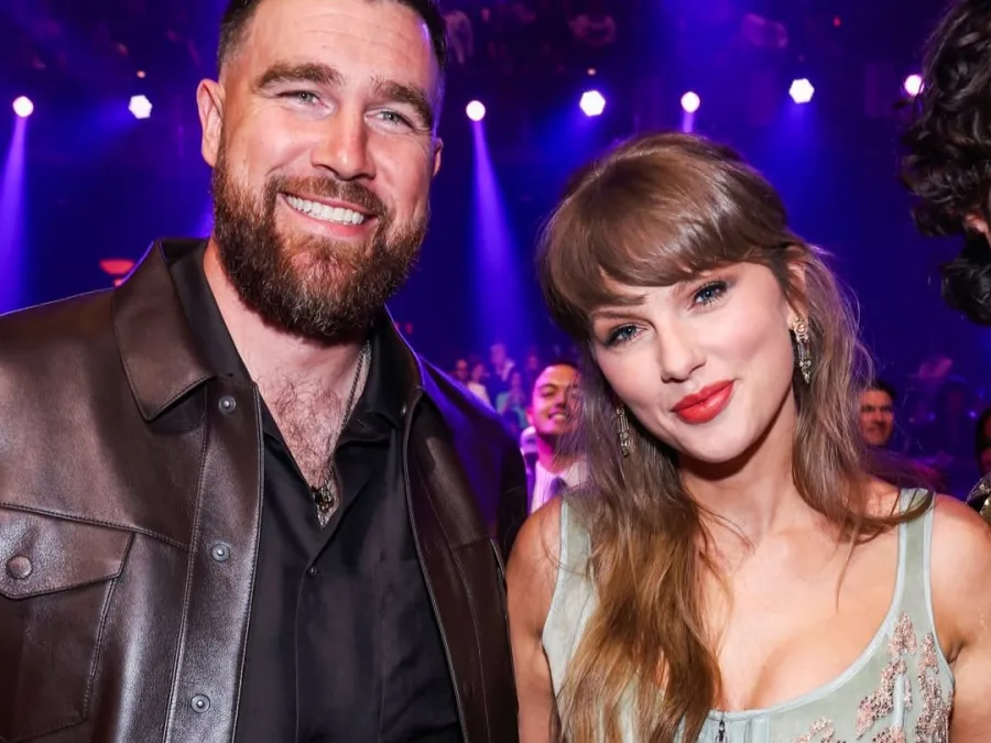 Η Taylor Swift στη σκηνή των iHeartRadio Music Awards 2026 μιλώντας για τον Travis Kelce.