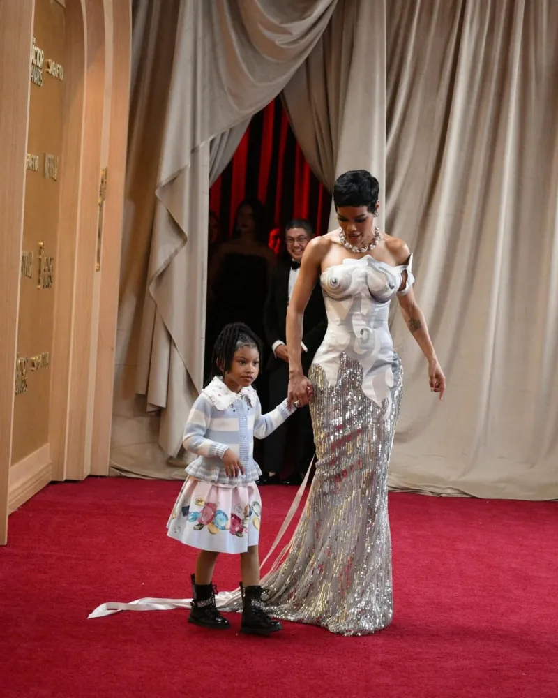 Η Teyana Taylor με την κόρη της Rue Rose Shumpert στο κόκκινο χαλί των Actor Awards 2026.